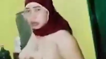 Tante Jilbab Jago Goyang Crotin di Muka